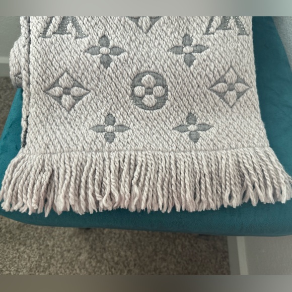 Authentic Logo Mania Scarf Louis Vuitton - Picture 8 of 14